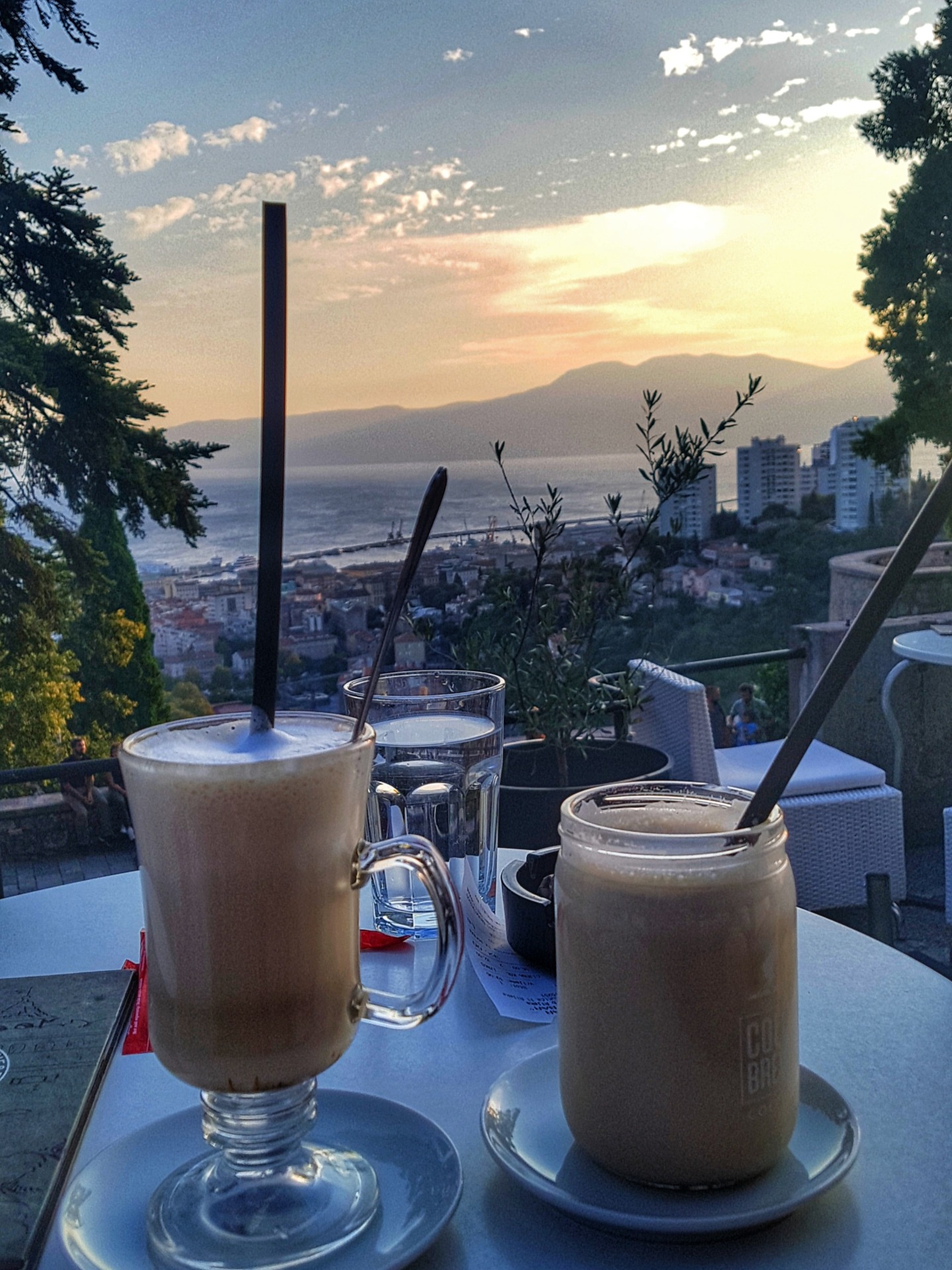 Ledena kava na Trsatu s pogledom na Rijeku