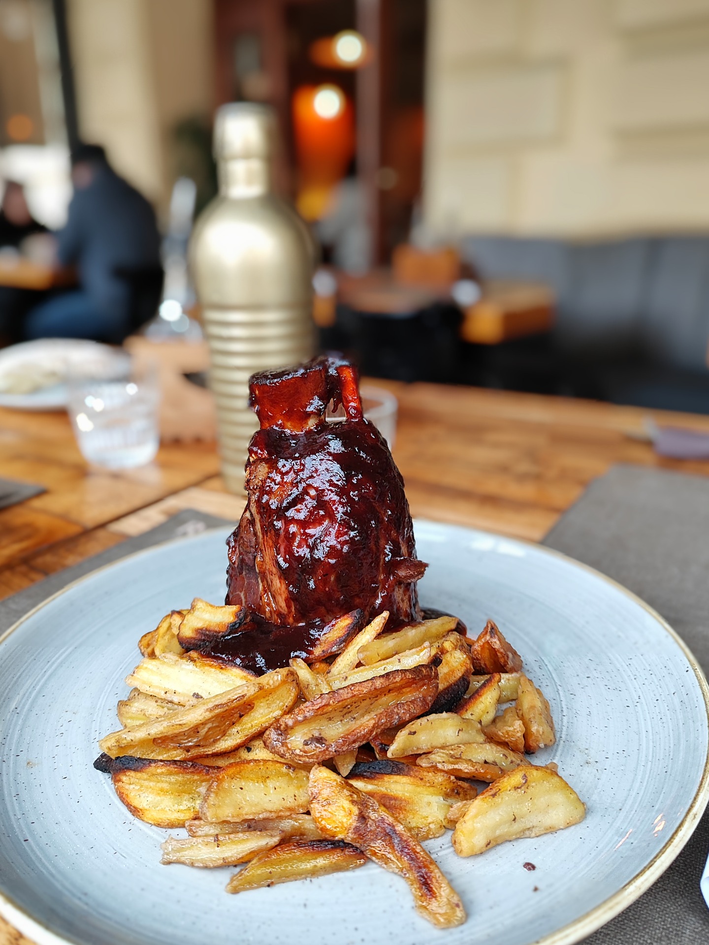 Flambirana sous-vide svinjska koljenica u restoranu Roko