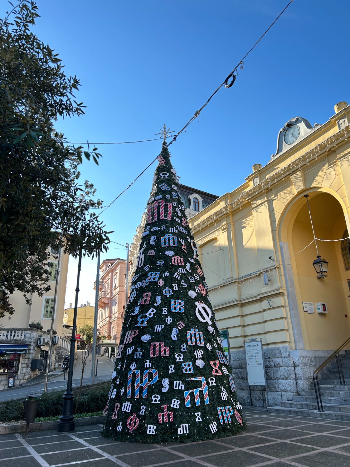 Okićeno drvce ispred tržnice Opatija