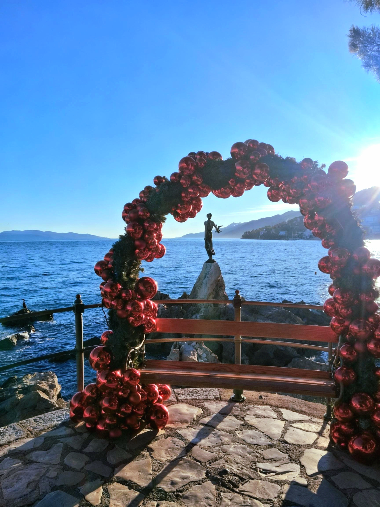 Djevojka s galebom u Opatiji