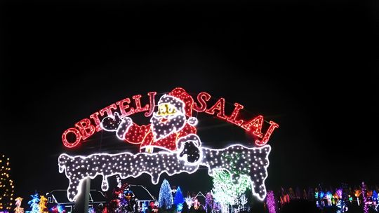 Božićna čarolija svjetla na imanju obitelji Salaj