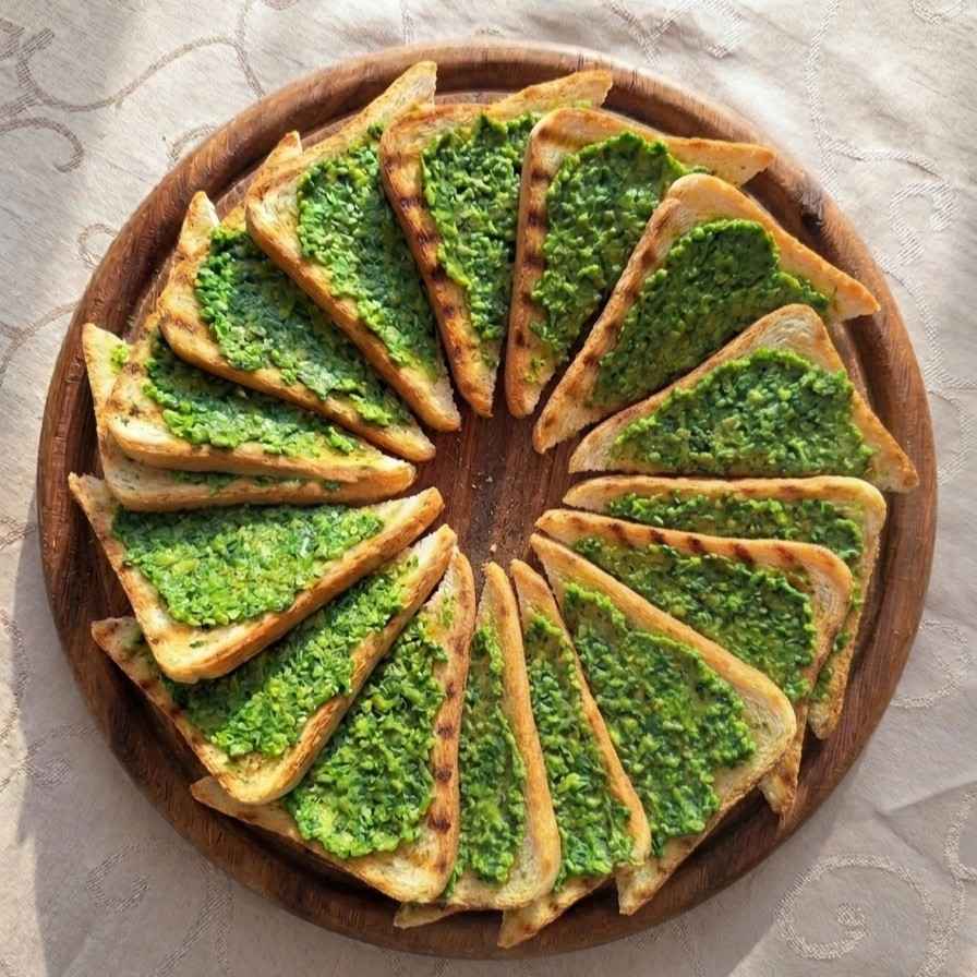 Pesto od medvjeđeg luka na tostiranom kruhu