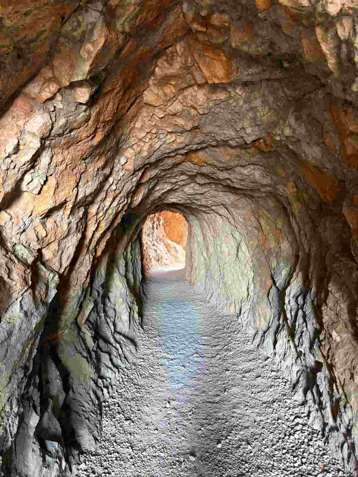 Tunel na stazi Jablanac-Zavratnica