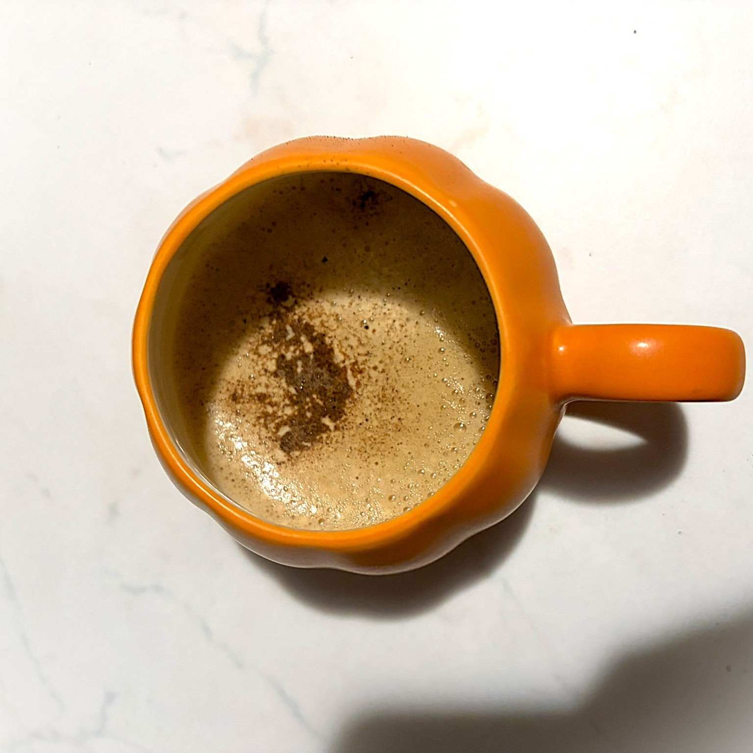 Pumpkin spice latte (kava sa sirupom od bundeve i pumpkin spice začinom)